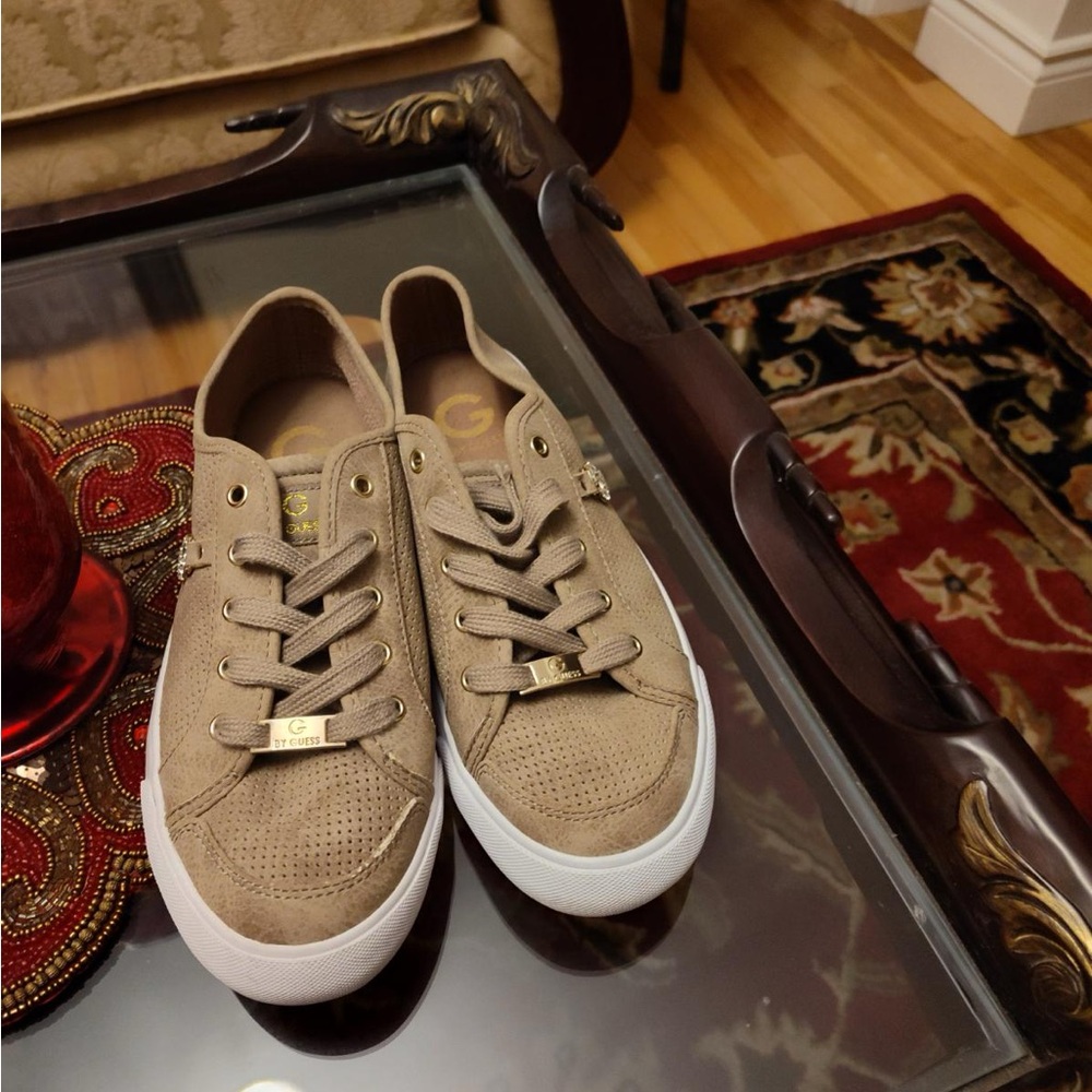 GUESS G by Guess Women's 9.5 M Baylee-C Beige Lace Up Low Top Logo Sneaker Shoes